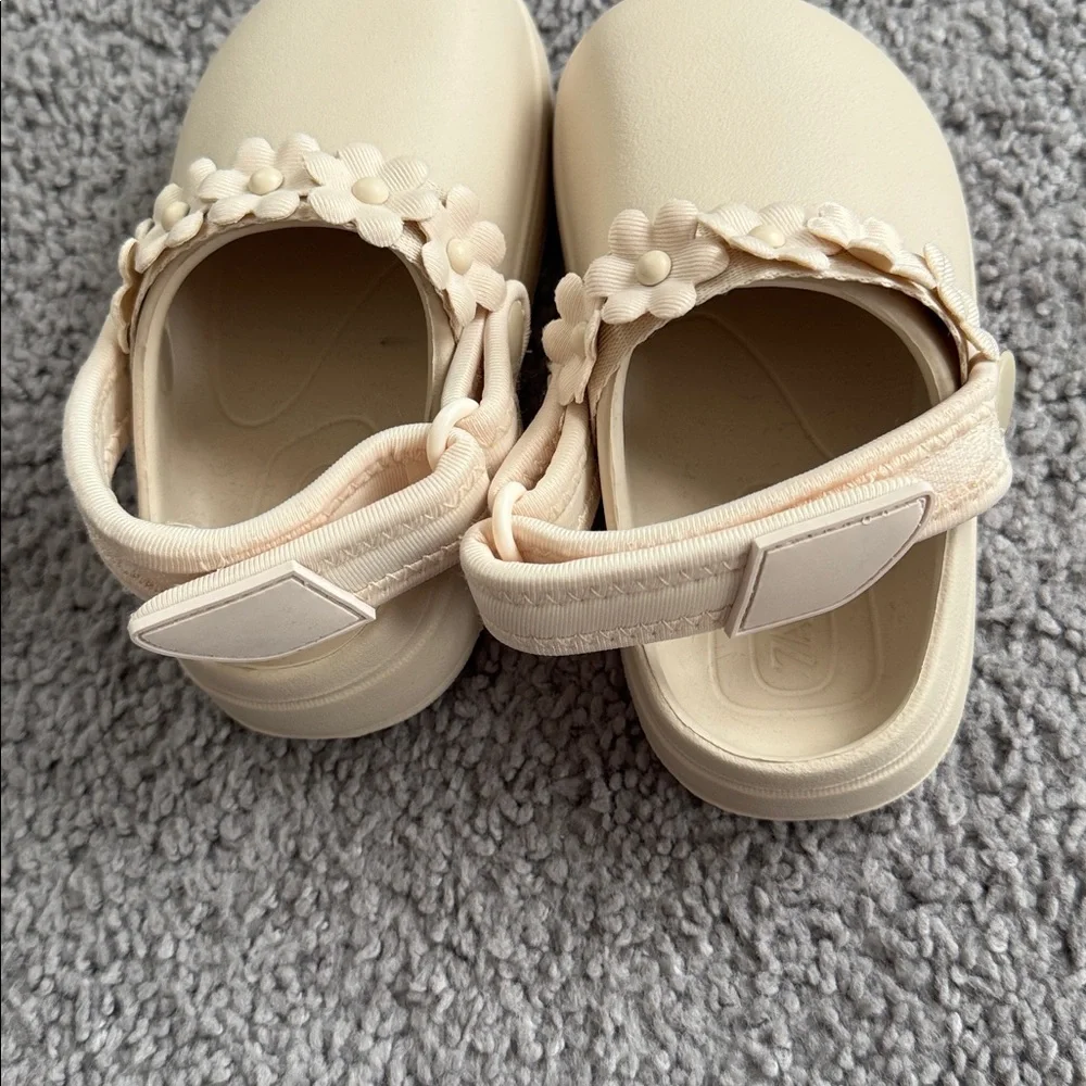 Zara Kids Beige Floral Strap Rubber Clog - Size 23 (US 6.5/7) - Picture 3 of 4